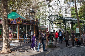 A entrada do metrô vista da rue des Abbesses.