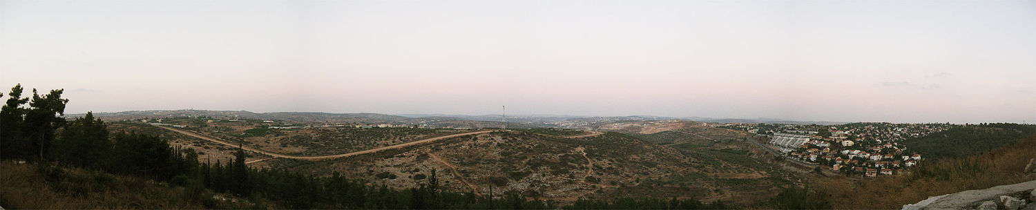 השומרון מיער חורשים. מימין היישוב אורנית ונחל קנה