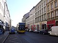 Oranienstraße am Ende zur Skalitzer Straße hin, im Vordergrund ein Bus der Linie 129, im Hintergrund die Hochbahn der Linie 1 erkennbar