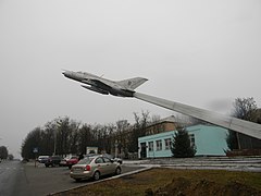 МіГ-21 біля прохідної Васильківського коледжу Військово-Повітряних Сил України