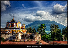 Kirche La Merced, der Vulkan Agua im Hintergrund