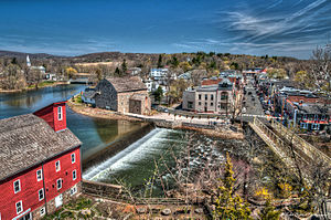 柯林頓（英語：Clinton, New Jersey）城區及紅磨坊（英語：Red Mill (Clinton, New Jersey)）俯瞰照，圖中河流為拉里坦河