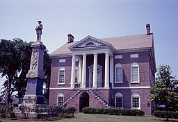 Lancaster County Courthouse och monumentet över konfederationens soldater