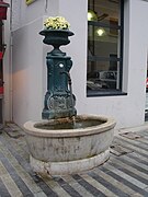 Fontaine ancienne du centre.