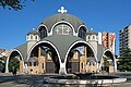 La chiesa di San Clemente di Ocrida. Progettata da Slavko Brezovski e consacrata nel 1990, è a pianta rotonda ed è composta solo da cupole e archi.