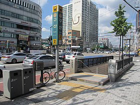 Une bouche d'accès de la station.