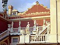 Statue del coronmaneto del terrazzo / Statues along the roof garden.