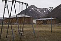 Edifici in stile siberiano nel centro di Pyramiden, città abbandonata nel 1998