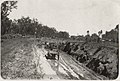 鉄道の敷設工事（1926年頃、オーストラリアの西部）。鉄道という交通システムを構築するには、用地を確保して土地を平らにして鉄道（鉄のレール）を敷設しなければならない。土地の権利取得も大変であるし、工事も時に難工事の連続となる。