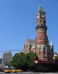 Die Kreuzung 6th Avenue – West 10th Str, Blick auf den Uhrenturm des Gebäudes