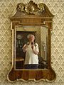 «Selfie» av eldre mann i antikk spegel.