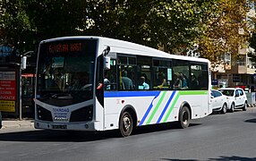 یک اتوبوس شهری، در شهری کم‌جمعیت در ترکیه