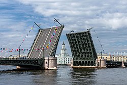 Мостът, повдигнат през деня