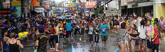 Songkran fest i en typisk turist-ferieby, Chaweng Beach, Koh Samui (2012).