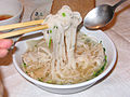 Grabbing pieces of Phở with chopsticks - フォーを掬（すく）う