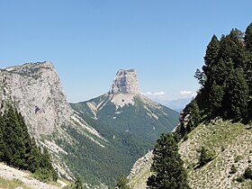 Vue du mont Aiguille depuis le pas de l'Aiguille au sud-ouest.