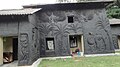 Decoração do edifício Kalo Bari (Casa Negra) da Universidade Visva-Bharati, construido de barro e alcatrão de carvão em Shantiniketan, Bolpur, Birbhum na Bengala Occidental