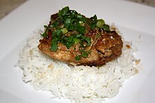 Adobo de pollo sobre arroz