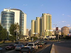 Một con đường hiện đại ở Almaty