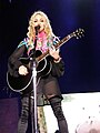 Madonna a réalisé les deux tournées les plus populaires d'une artiste féminine avec Sticky and Sweet Tour et The MDNA Tour.