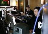 Reznor e Atticus Ross em um quarto de hotel gravando Year Zero em 2006, durante a turnê em suporte à With Teeth.