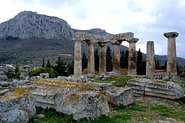 Apollons tempel med Akrokorint i bakgrunnen