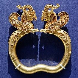 Un torc del tresor de l'Oxus, que ha perdut les seves incrustacions de pedres precioses o esmalt