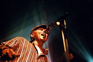 Neville akitumbuiza katika 2005 Bourbon Street Fest