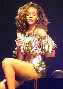 Si Rihanna sa pagtatanghal niya sa kanyang Loud Tour noong 2011