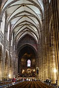 Straßburger Münster, Kämpfer der Gewölbe etwas unter der Mitte der Fenster, Triforiumsgeschoss