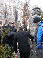 Wokół wizerunku Welesa, przez skojarzenie z Jimmym Walesem, pomnik stał się obiektem spontanicznego "rytuału"