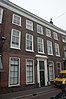 Gebouw met fraaie deuromlijsting