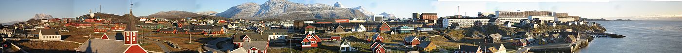 Panorama van Nuuk met links de Domkerk van Nuuk