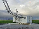 Prototyp des SKS PN-14 Flugwindkraftwerks von SkySails in Klixbüll. Mit seinem Auftrieb zieht der Mattendrachen beim Aufsteigen eine Leine von einer Winde mit integriertem Generator, die im Container untergebracht ist. Für die Rückholung der Leine wird der Kite automatisch in eine Position mit nur geringer Auftriebskraft geflogen, um danach einen neuen Stromerzeugungszyklus zu starten. (Bild vom 14. November 2021) KW 41 (ab 9. Oktober 2022)