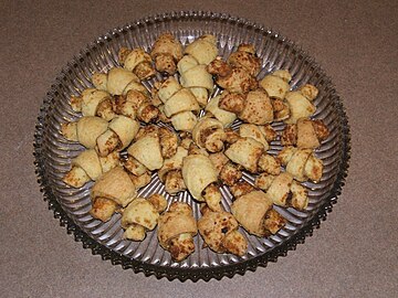 Rugelach de creme azedo e açúcar mascavo, recheados de nozes e passas