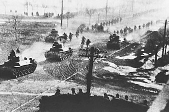 东北野战军在九七式中战车的掩护下向沈阳沿线进攻