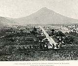 Fotografia dende'l cuetu del Manchén en 1896, a poques cortes de distancia de la plaza principal. Estrémense'l palaciu de los Capitanes Xenerales y el templu de La Mercé, que ye'l más próximu.