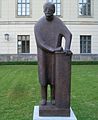 Max Plancken monumentua Berlingo Humboldt Unibertsitatean, Bernhard Heiligerren lana 1948/1949.