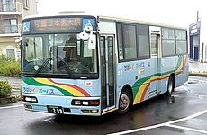 印旛学園線移管と同時にちばグリーンバスから移籍した308号車（旧・ちばグリーンバスCG-154号車）(既に廃車済) と代走する235号車