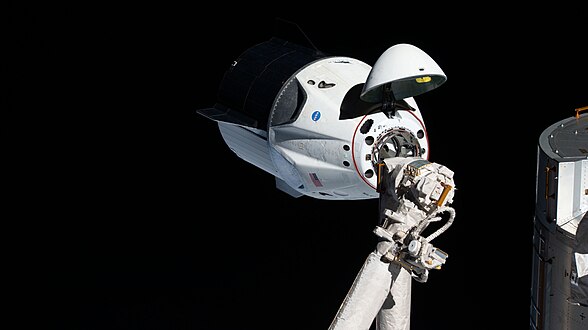 Crew Dragon peu avant son amarrage au module Harmony de la Station spatiale internationale.