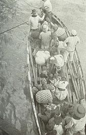 Une barque chargée de plusieurs passagers.