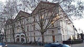 Façades du Magasin général donnant sur le quai des Queyries.