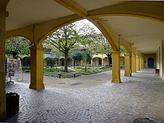 L'hôpital (appelé alors « Hôtel-Dieu » et devenu un temps « Espace van Gogh ») où fut admis Vincent van Gogh à la fin de 1888.