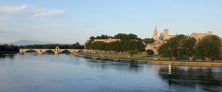 Napohlad města z mostom přez Rhone