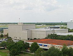 Photographie couleur du bâtiment avec le panneau annonçant son nouveau nom.