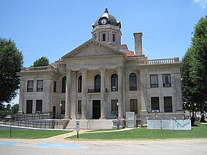 Poinsett County Courthouse in Harrisburg (2011). Das von 1918 bis 1920 im Stile des Neoklassizismus erbaute Courthouse ist seit November 1989 im NRHP eingetragen.[1]