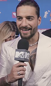 Maluma diwawancarai oleh MTV di karpet merah Penghargaan MTV Video Music 2018