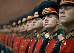 Treće mjesto: The Russian military honor guard welcomes U.S. Navy Adm. Mike Mullen, chairman of the Joint Chiefs of Staff, during a wreath-laying ceremony at the Tomb of the Unknown Soldier in Moscow, Russia, June 26, 2009. Mullen is on a three-day trip to the country, meeting with counterparts and touring the Russian military academy. (POTD) – Zasluge: MC1 Chad J. McNeeley. (PD US Navy)