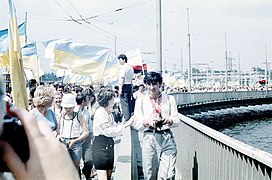 Масова хода через ДніпроГЕС у 1990 році. Історико-просвітницька акція Товариства української мови та Народного Руху України. Понад 300 тис. учасників