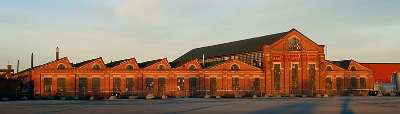 Järnvägsverkstad, byggd 1912 för servis av Ystad - Eslövs Järnväg och Malmö - Ystads Järnväg, se initialer på byggnaden.